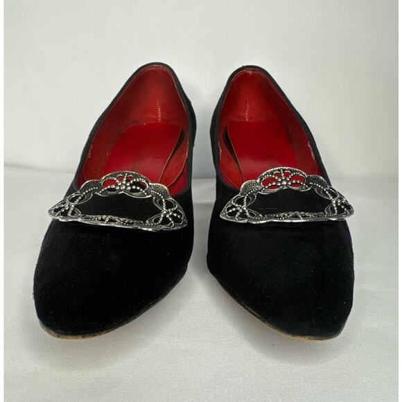 Vintage Black velvet red lining heels with floral wreath metal accent size 7,5 - Picture 5 of 12